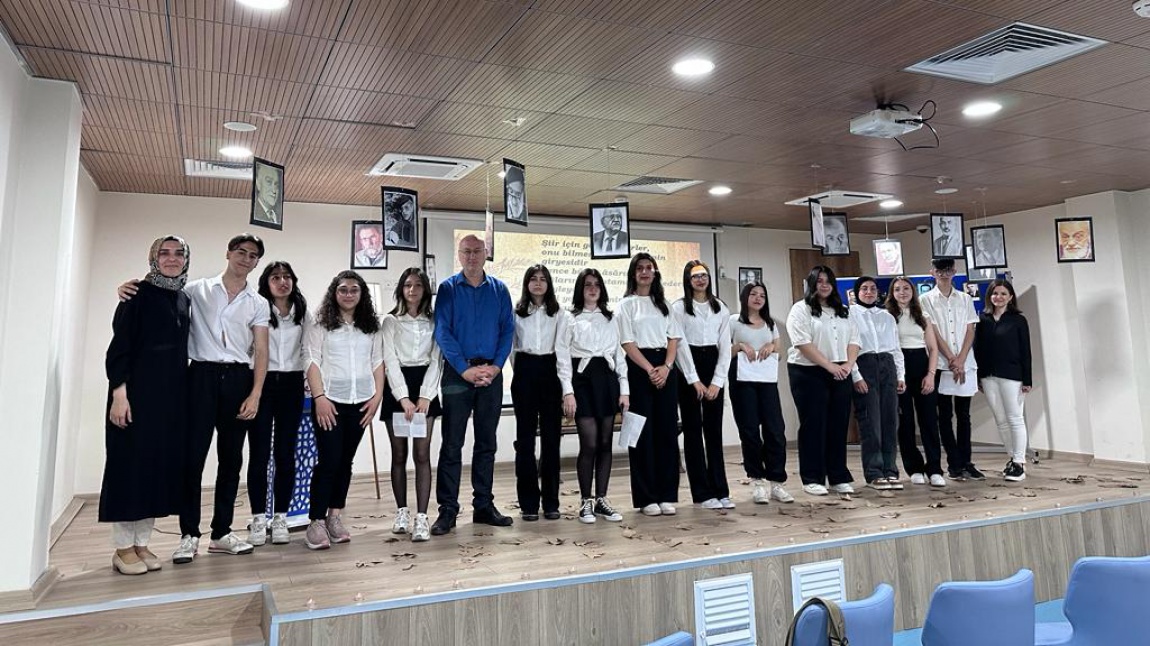 Okulumuz Türk Dili ve Edebiyatı Öğretmenleri Esen DÜZGÜN ve Ülkiye ÇAPA  önderliğinde Okulumuz  Öğrencileri tarafından şiir okuma etkinliği düzenlendi.                     